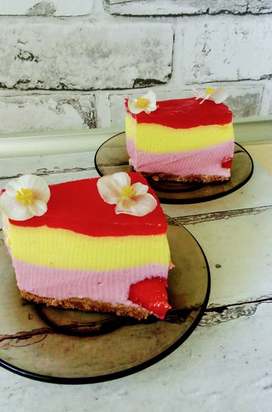 Piankowiec z Truskawkami i Mango – Tropikalna Rozkosz na Czekoladowym Spodzie