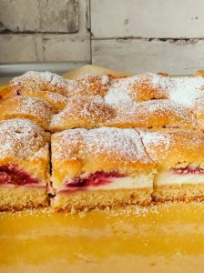 Kruche Ciasto z Budyniem i Śliwkami – Smak Lata w Każdym Kęsie