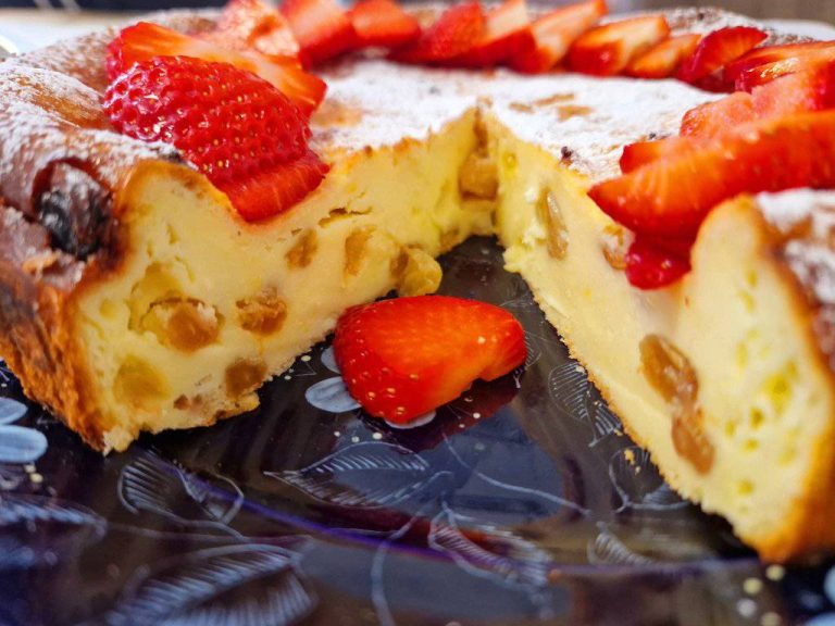 Sernik z serem śmietankowym i truskawkami