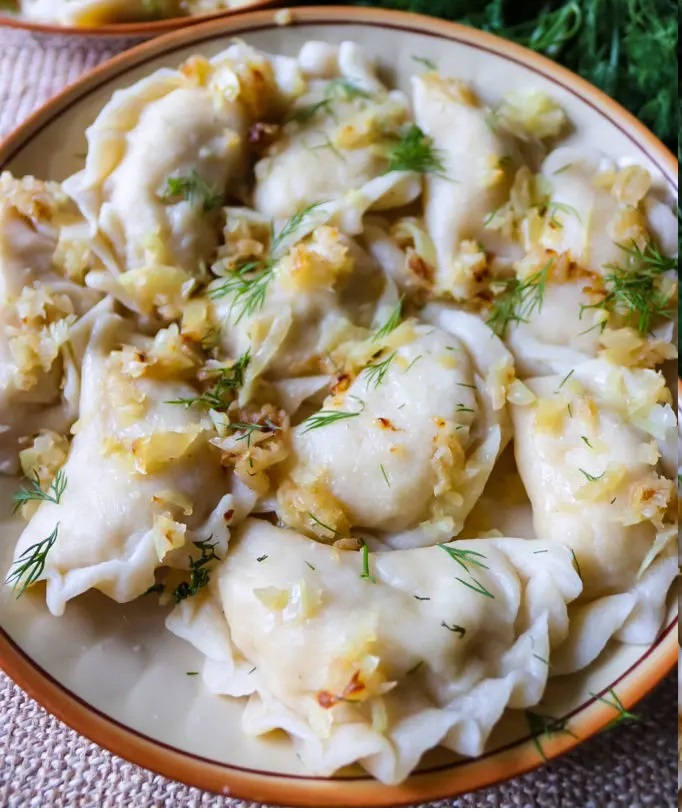 Pierogi z ziemniakami, wędzonym twarogiem i cebulką