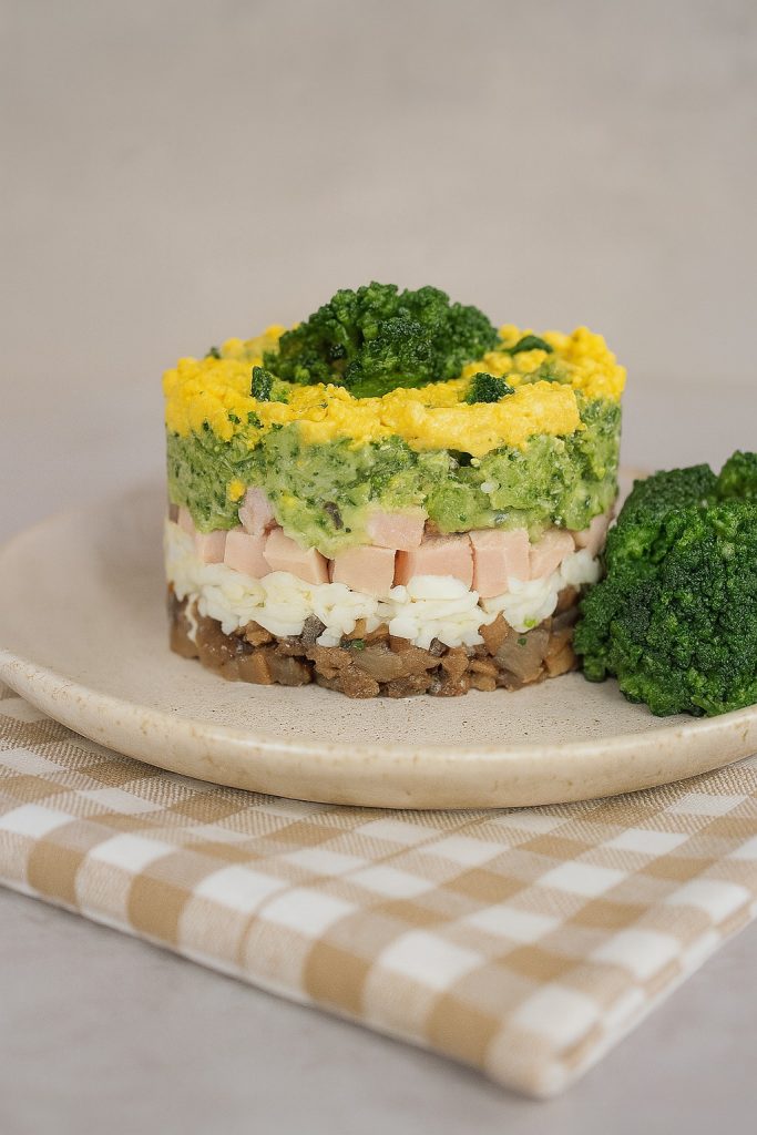 Sałatka warstwowa z brokułem i szynką