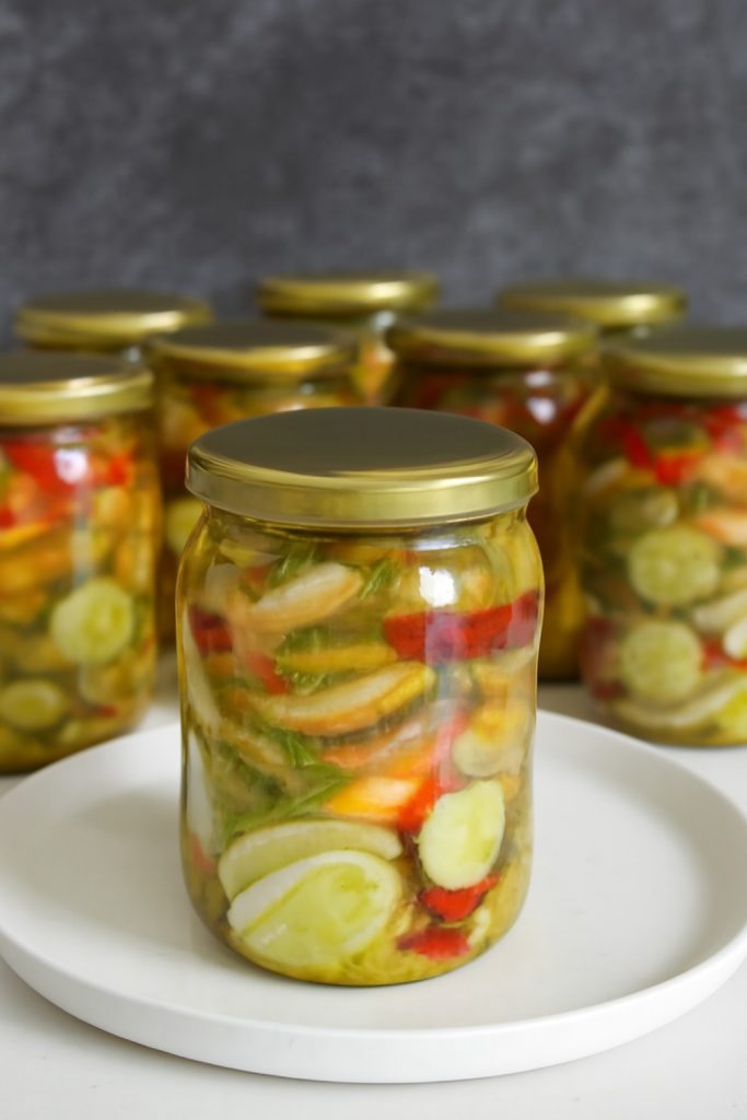 Sałatka ogórkowa z papryka i cebula, idealną do słoików